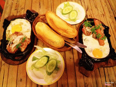 Bít tết thập cẩm 39k + Bít tết trứng, xúc xích 40k