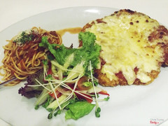 Ức gà chiên xù thần thánh ăn kèm mì ý và salad giá 217k