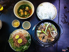 Lẩu bún bò 99k + chả cua 25k