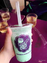 Đi học xong tình cờ tạt vào quán, gọi ly trà sữa bạc hà, ấn tượng ban đầu là màu ly trà sữa quá đẹp 😘 Vị vừa, không ngọt quá, hơi béo, tóm lại ngon 👍👍