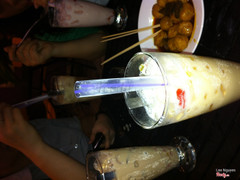 ảnh chụp ly của bạn mình làm minh hoa