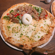 Pizza nửa bò nửa cá hồi có phô mai