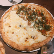 Pizza nửa gà nửa phô mai