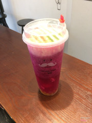 Nhân viên thân thiện, view đẹp, có tầng ngồi bệt thoải mái. Trà hoa quả tươi đa dạng. Mình đã thử dưa hấu, xoài, giờ đến thanh long đỏ, không chê vào đâu được! 