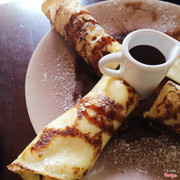 bánh crepe sốt chocolate