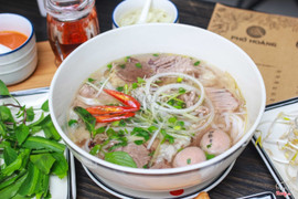 Phở tái nạm + bò viên