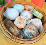 Dimsum Mr.Hào, 201 Nguyễn Văn Cừ, Quận 5. 1 thố đầy ấp như vậy chỉ 50k, nhiều nhưng không ngon, bột bánh bị sượng và cứng.