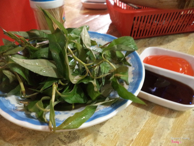Rau răm ăn kèm. Tương do quán pha chế