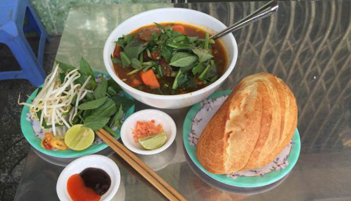 Điểm Tâm Sáng - Bánh Mì Bò Kho & Bánh Canh