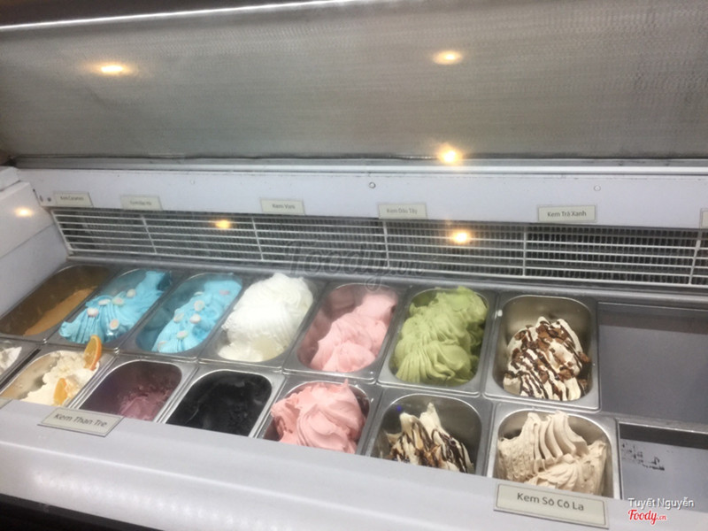 Chuẩn vị kem Ý, mình thích nhất vị Black Hawaii, mặn mặn, ngọt ngọt, thơm thơm, thấy nhân viên bảo là được kết hợp từ dừa, socola và than tre hoạt tính rất tốt cho sức khoẻ, giúp thải độc tố cho cơ thể nữa ạ, nên lần nào đến cũng phải 1 ly, hi hi