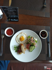 bánh mì trứng xúc xích