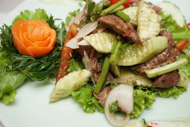 Salat Bò nướng trộn chua cay