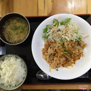 Set lunch kim chi thịt heo