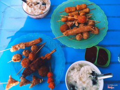 Đủ các loại nem chua rán để mọi người lựa chọn giá thì cực kì rẻ đối vs hsinh. Mình thì thường gọi bát tào phớ trân châu ở quán bán tào phớ bên cạnh mang sang! :)) 1 sự kết hợp hoàn hảo