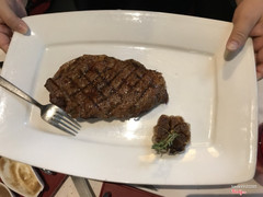 đây là phần bò sirloin mỡ bên ngoài bên trong nạc nhưng mà kiểu này ăn ngon lắm với mấy bạn k thích ăn quá nạc nghen
