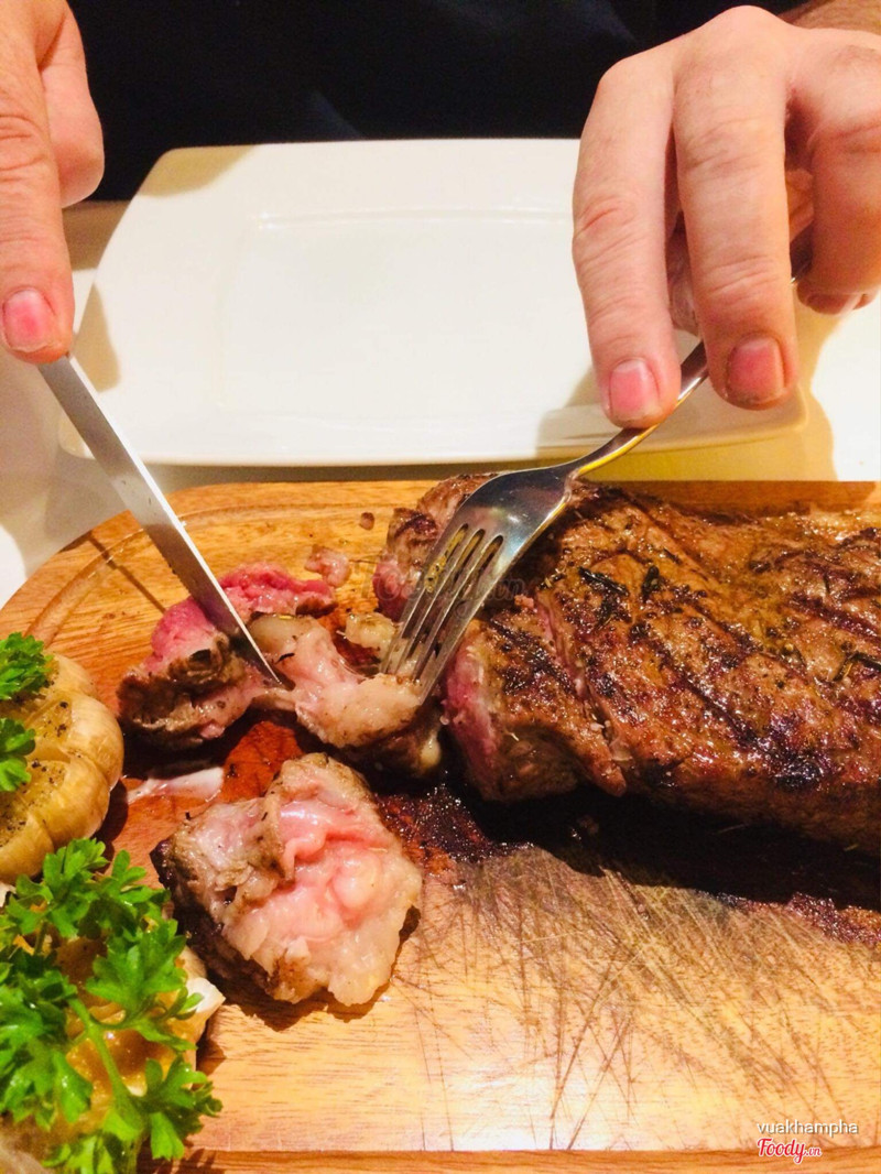 Mình yêu cầu MEDIUM và sau khi ra món thấy đỏ tươi đã confirm lại nhưng nhân viên nhất quyết sure đây Là MEDIUM của nhà hàng... Vì quá đối nên mình ko yêu cầu làm lại