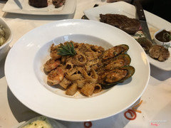 đây là phần pasta 500k nhà mình đi 3 người nên mực cũng 3 miếng sò điệp 3 miếng tôm 3 con vẹm 3 con mập ù 