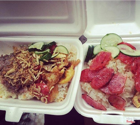 Quán ngay đầu ngõ 63 rẽ vào trường lương yên. Chắc phải có 10 năm nay r. Quán của cô Sâm. 1 hộp xôi to 10k gồm tất cả những gì chúng ta thích như chả, trứng, thịt, lạp xưởng, dưa chuột, hành. Tóm lại chỉ có 10k thôi nhưng chúngta muốn mọi nhân, mọi thứ đều được. Hộp nhỏ 7k cũng tương tự như vậy. Mình toàn gọi hộp 10k đầy đủ trứng, chả, thit, lạp xưởng, pate ( pate của cô siêu ngon). Có cả sữa đậu nành và trá đà. Rất thoải mái. Cô phục vụ tốt !