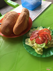 Bánh mì nóng giòn kèm salad