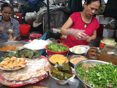 Rất nhiều các loại bánh đặc trưng của huế. Bạn chỉ cần ăn mỗi thứ bánh 1 ít thôi là no căng bụng rồi. Tất tần tật chỉ khoảng 20-30k thôi ah