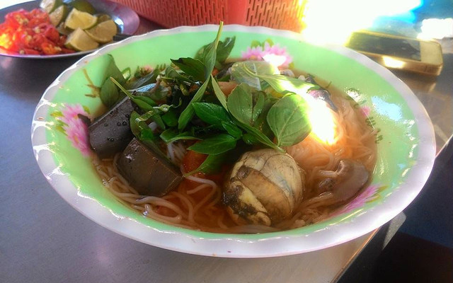 Bún Riêu Mực & Hột Vịt Lộn