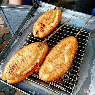 Cưỡng làm sao nổi bánh mì nướng bơ mật ong giòn thơm khắp phố phường