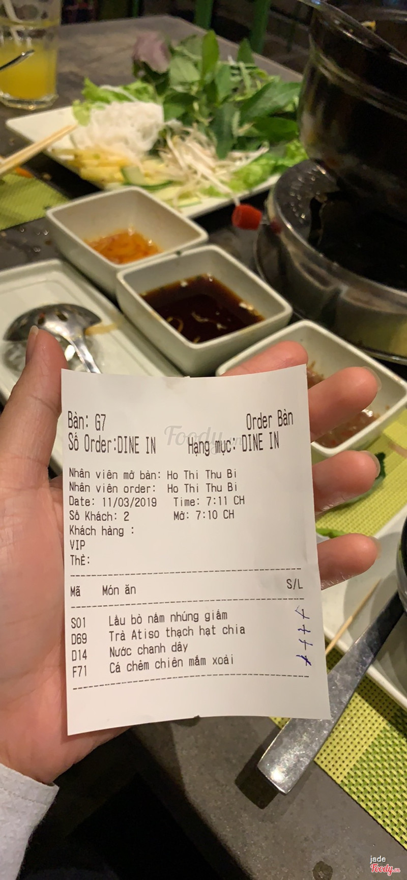 dĩa rau có giun sán khi ăn tới món lẩu