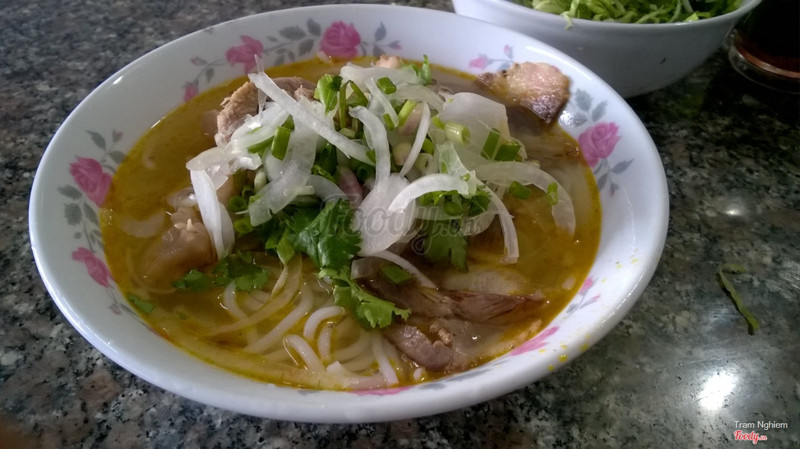 Bún bò gân, nhiều thịt