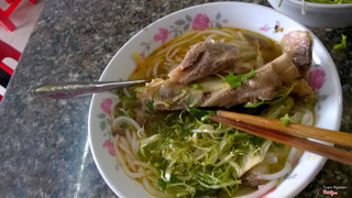 Bún bò giò có một cục xương rất to cho bạn nào thích ăn xương