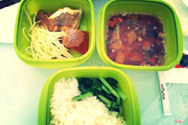 Cơm cá gì đó sốt mắm xoài, ngon nhưng hơi khô