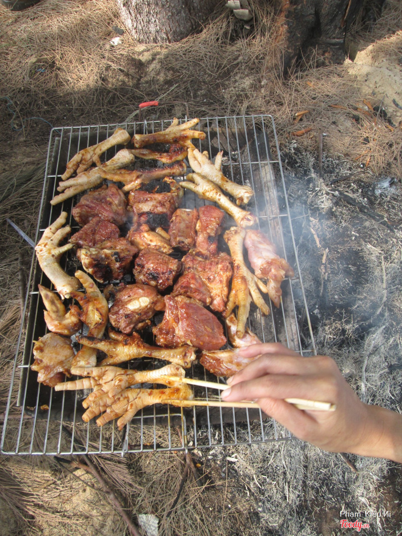 Tiệc BBQ nướng với chân gà nướng, sườn heo nướng...