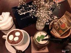 Đồ uống ở đây ngon hơn các quán cf mình từng đến. Cốc hot chocolate mallow có thể ngồi nhầm nhi hàng tiếng k hết. Trà táo vải cũng thanh mát và khá ngon . hôm đó mình bị đau họng nên k thể thưởng thức đc. Tiếc quá. Nhưng chắc chắn sẽ quay lại nhiều lần nữa vì ở đây view rất đẹp , yên tĩnh , nhân viên thì nhiệt tình, thân thiện 😘 