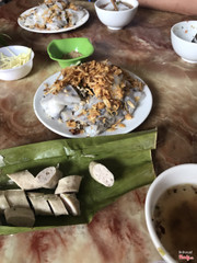 Quán mình ưng nhất ở sl. Bánh cuốn nhân thịt ở đây ngon( bánh cuốn trứng thì ko ngon bằng quán khu bệnh viện), giò ăn cũng tạm, cơ đi ăn sau tết( nửa tháng sau tết) thì thg là nhà ng e lên tráng hộ thì bị dầy bột ko ngon bằng còn các ngày khác đều uki. Mở sáng và tối