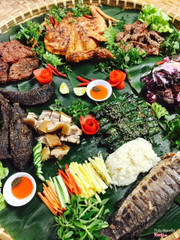 Quán với menu đa dạng và phong phú nên sự lựa chọn quá là nhiều lun. Ở đây đặc sản gì hình như cũng có, từ gà cho đến ếch, từ thịt bò cho đến thịt trâu. Rất hợp để họp hành nhậu nhẹt^^