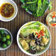 Miếng ngan chặt vuôg vắn xinh xẻo, ngọt đậm cùng mề tim om nấm làm bún ngan ở đây thành thương hiệu Bún ngan chặt quân cờ. Nước ngọt không có vị mì chính. Cô chủ quán quá đáng yêu và sạch sẽ, giới thiệu cả những món còn lại với hương vị và cách chế biến riêng. Quán sạch sẽ, đi ăn sáng sẽ được ngồi cùng các bà, các bác người HN sáng sớm. Such a peaceful morning! 35-40k/bát đầy đủ.