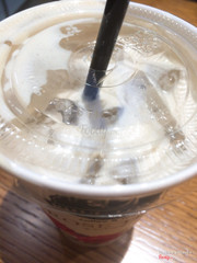 Lớp trên của ts Phúc Long màu hơi xanh nhạt, của Olong màu trắng