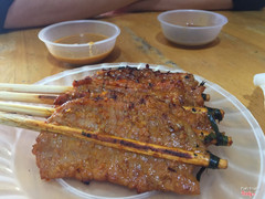 Thị heo nướng ướp sả ăn với bánh phở rất ngon, mình thì lấy bánh đập kẹp với thịt heo nướng ăn luôn chấm mắm nêm rất ngon!