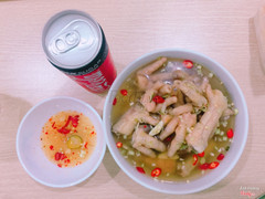 Nhân dịp code 50% e đặt ăn thử, ban đầu thấy vị khá cay, chân gà ngấm, khá giòn, nhưng chân gà hơi bé so với các chỗ khác. Nước chấm ko có gì đặc sắc lắm : chanh muối ớt.