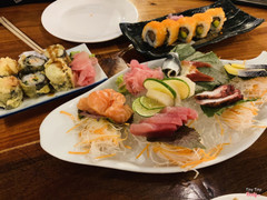 Sushi ăn không tươi lắm, cồi sò điệp còn đông đá xốp xốp, nhìn chung ăn tạm được không ngon, đồ ăn ra hơi lâu, pizza quá nhảo. Cần lưu ý lại, nhân viên pv tạm ổn 