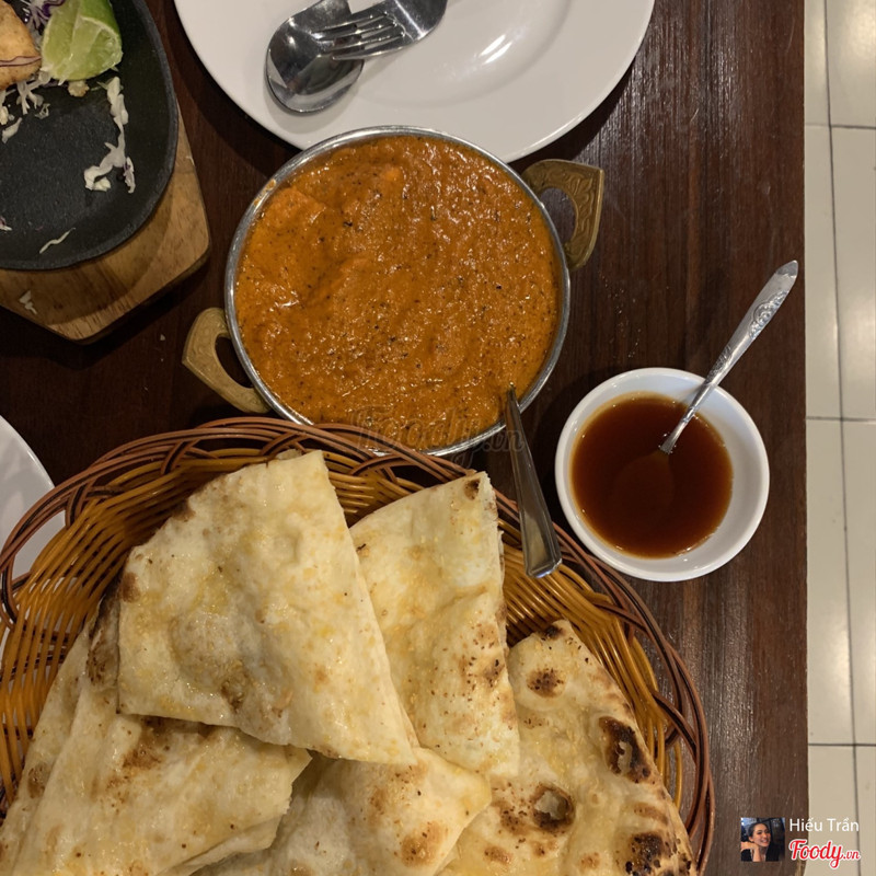 2 cái Naan tỏi và butter chicken