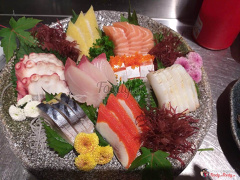 Lần đầu mình đi ăn sashimi  .tuy vào ngày lễ rất đông khách . nhưng đồ ra vân nhanh .đồ ăn ngon . nhân viên thì nhiệt tình chu đáo . Nhất định sẽ quay lại 