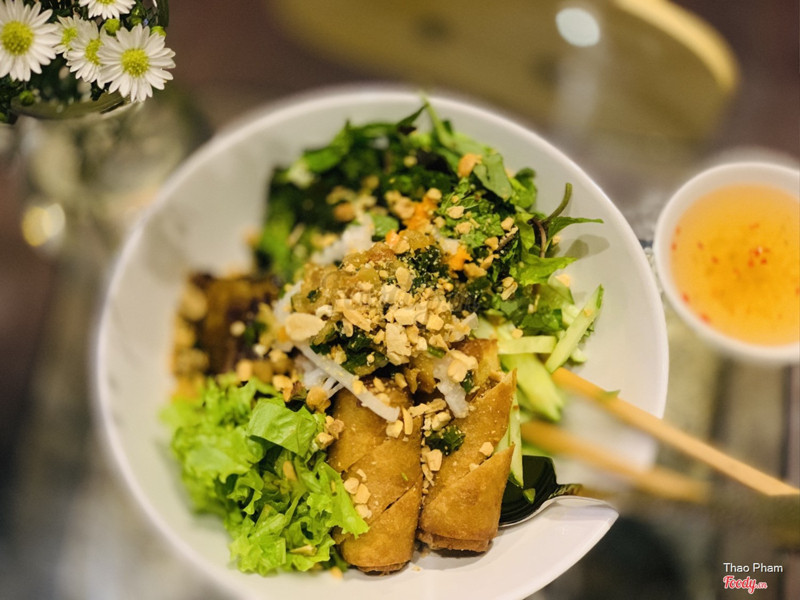 Món bún thịt nướng, nhiều rau nhiều thịt, giá có 45k, nếu thêm chả giò thì 55k