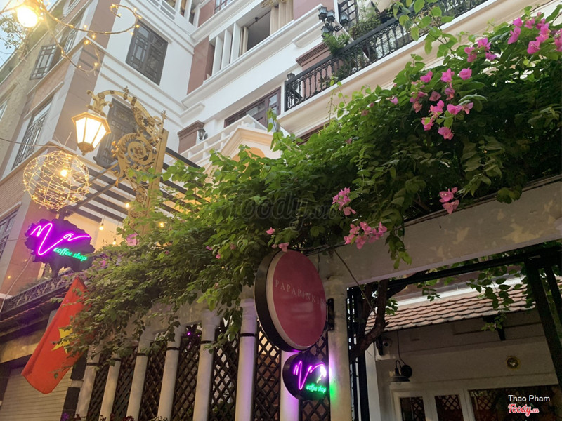 Bên ngoài cửa quán