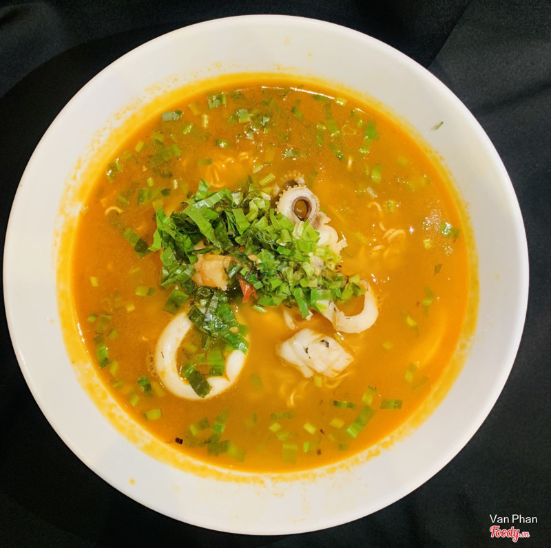 Mì gói hải sản nấu Thái, chua chua ngọt ngọt như bún Thái