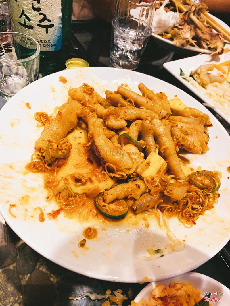 Dĩa chân gà lắc xoài chua cay, nồng vị sả tắc. Nhóm mình ghiền quá kêu thêm dĩa xoài với sả tắc thôi