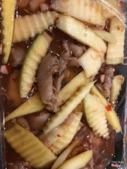 Hnay mình đặt set nhỏ, giảm giá 50% còn 52k. Chân gà tuy cắt nhỏ nhưng mình thấy ăn như thế rất vừa, nhiều xoài, nước sốt cũng đậm nữa