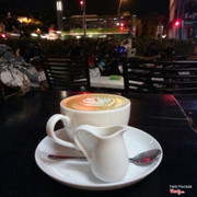 Latte thơm ngon. Ngắm cảnh phố tấp nập