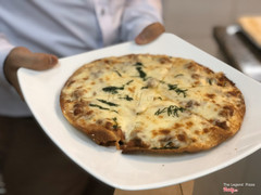 Pizza b&#242;