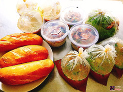 Combo khách quen đặt bò kho bánh mì + bánh canh cua