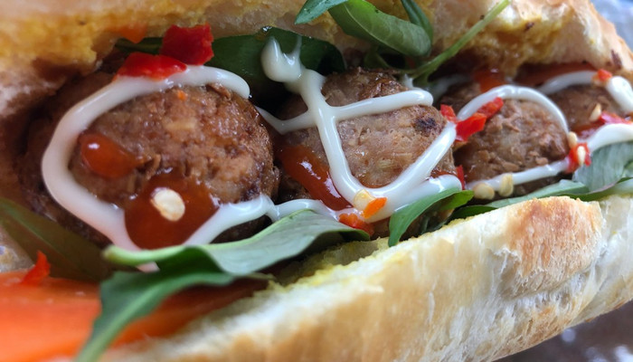 Bánh Mì Thịt Nướng Hoa Khế